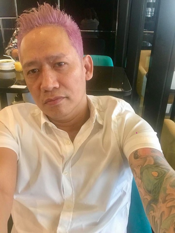 Đầu năm, Duy Mạnh khiến fan ngã ngửa với mái tóc nhuộm hồng